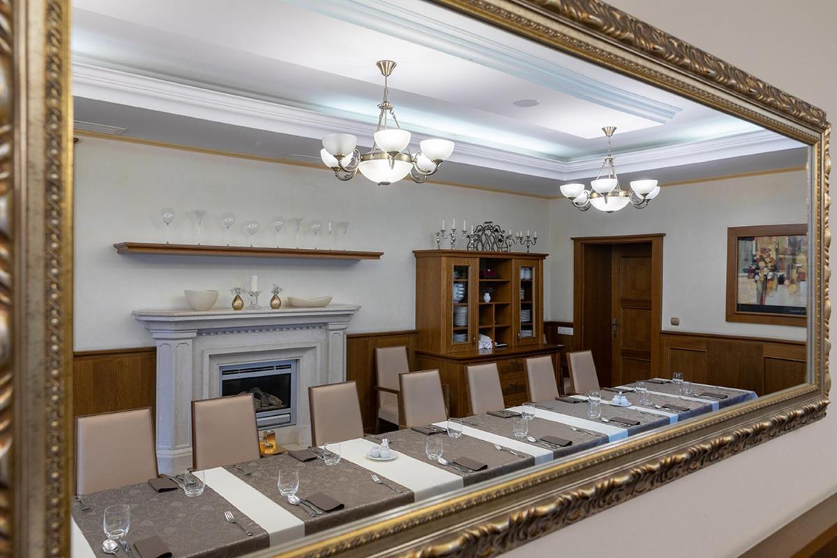 Hotel Abacie & Wellness Valašské Meziříčí Bagian luar foto
