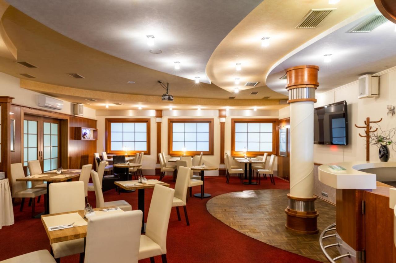 Hotel Abacie & Wellness Valašské Meziříčí Bagian luar foto
