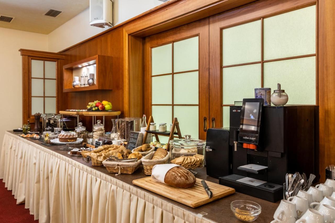 Hotel Abacie & Wellness Valašské Meziříčí Bagian luar foto