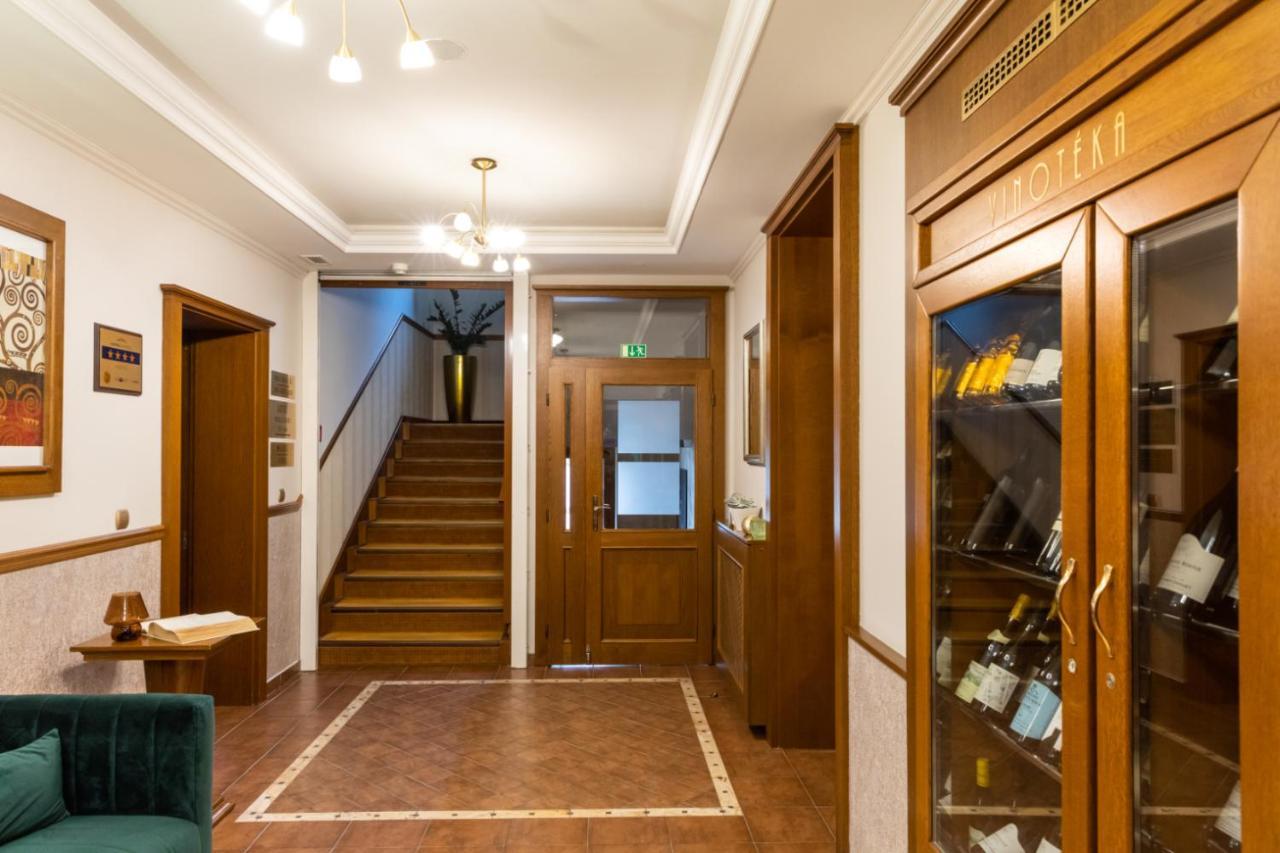 Hotel Abacie & Wellness Valašské Meziříčí Bagian luar foto