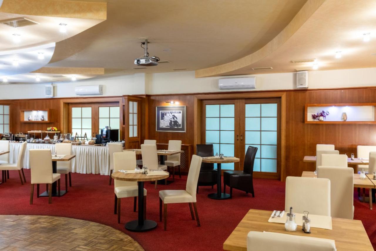 Hotel Abacie & Wellness Valašské Meziříčí Bagian luar foto