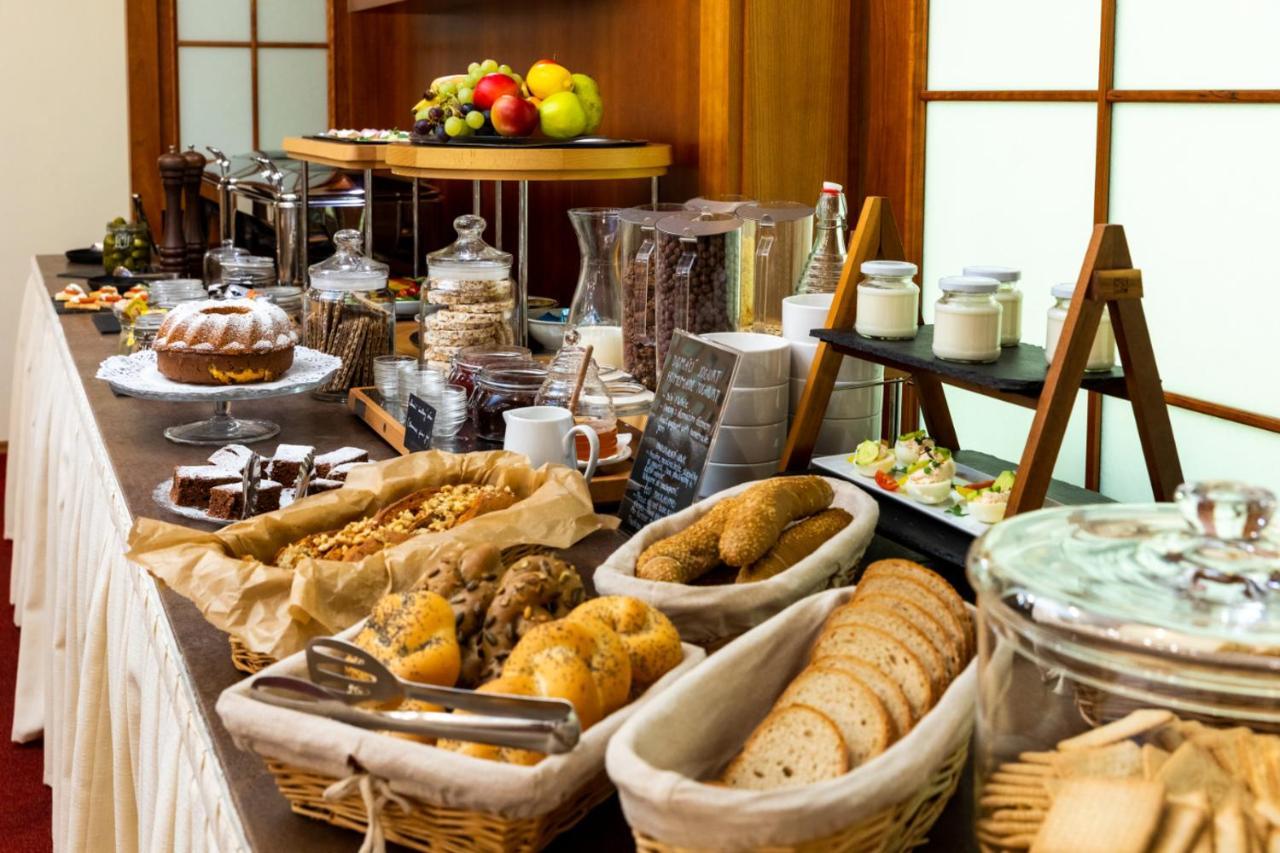 Hotel Abacie & Wellness Valašské Meziříčí Bagian luar foto