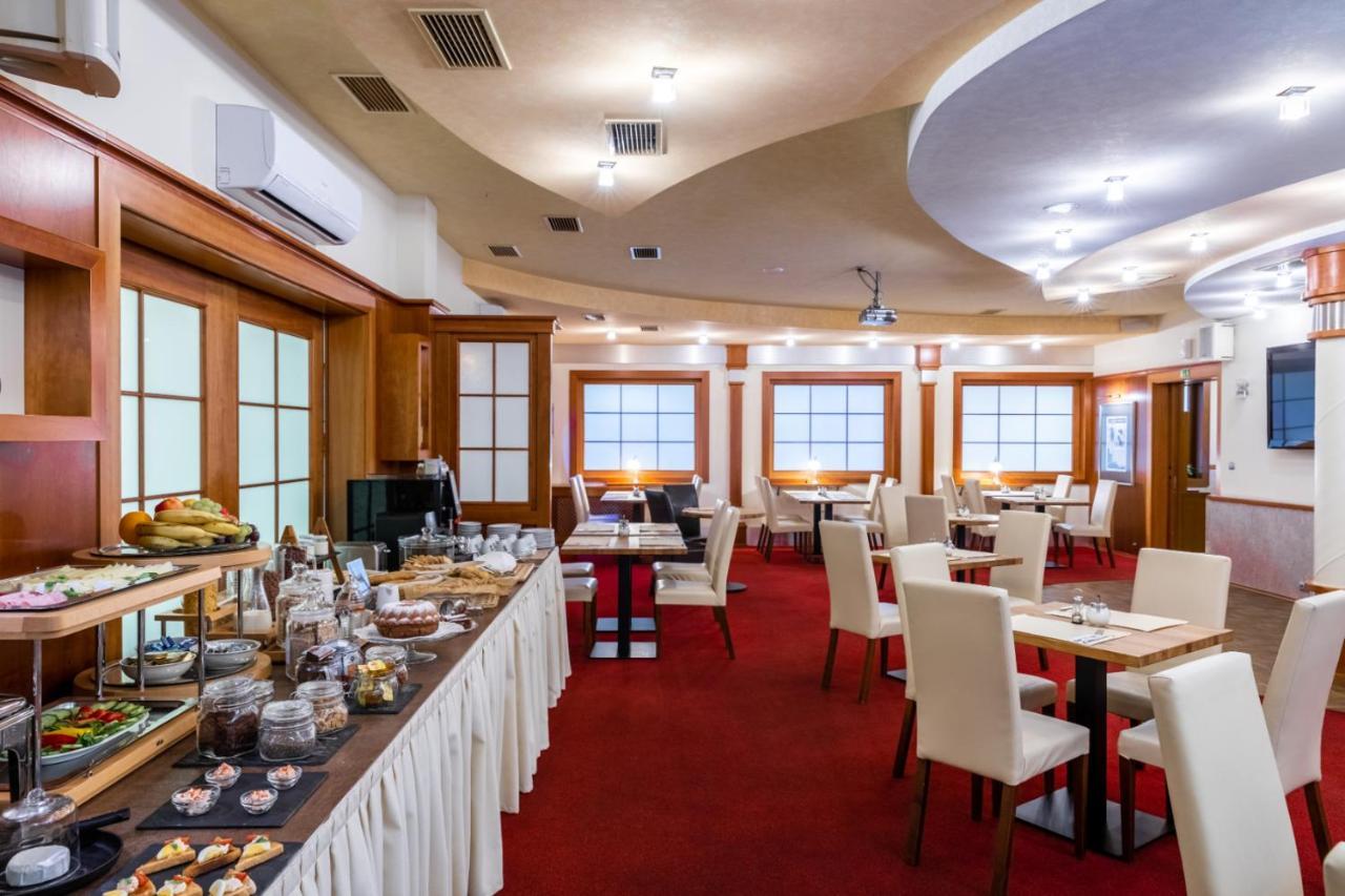 Hotel Abacie & Wellness Valašské Meziříčí Bagian luar foto